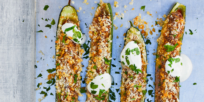 Gevulde komkommers met pikant gehakt