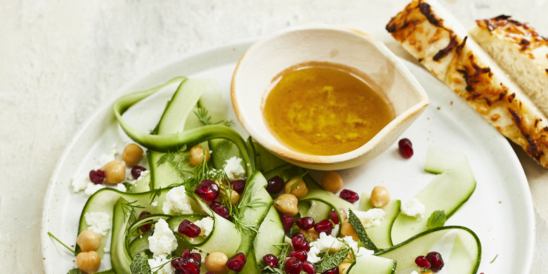 Salade van komkommerlinten, kikkererwten en feta