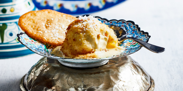 Krokante ijsbollen met honingwafeltjes