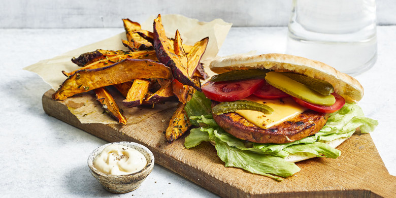 Pita-groenteburger met friet van zoete aardappel