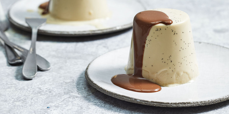 Espresso-panna cotta met chocolade-pepersaus