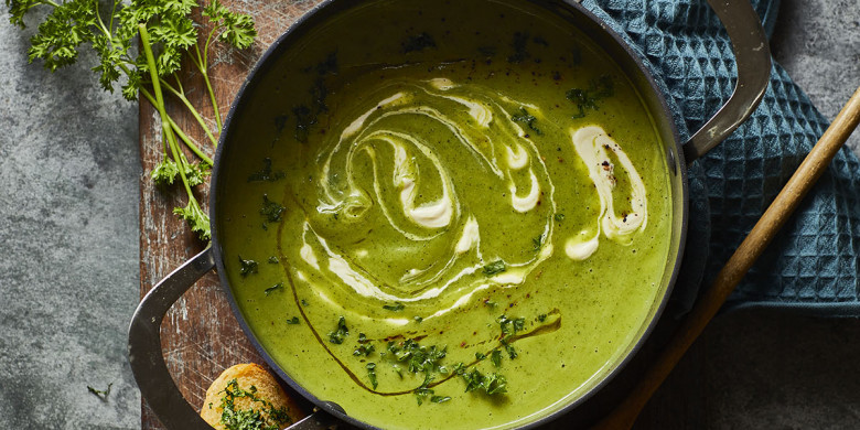 Gestoofde courgettesoep met knoflookbrood