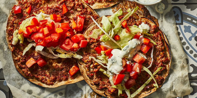 Turkse pizza met yoghurt-muntsaus