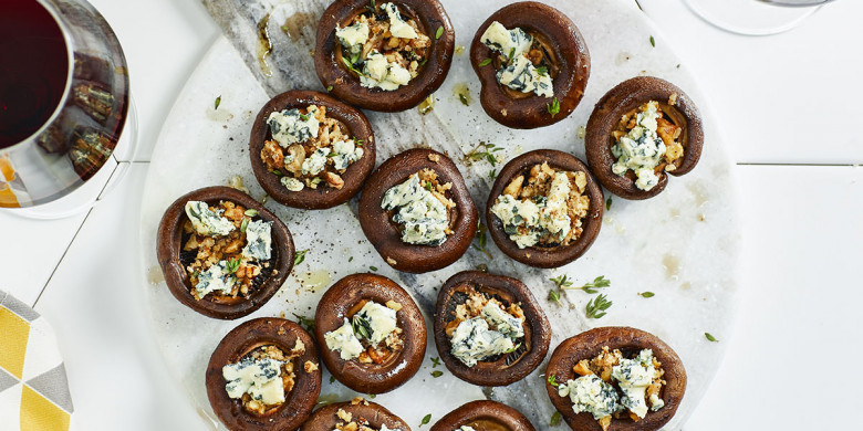 Gevulde champignons met walnootpesto en blauwe kaas