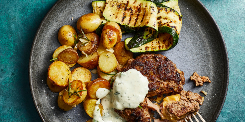 Gehakt-cordon bleu met tuinkruidensaus