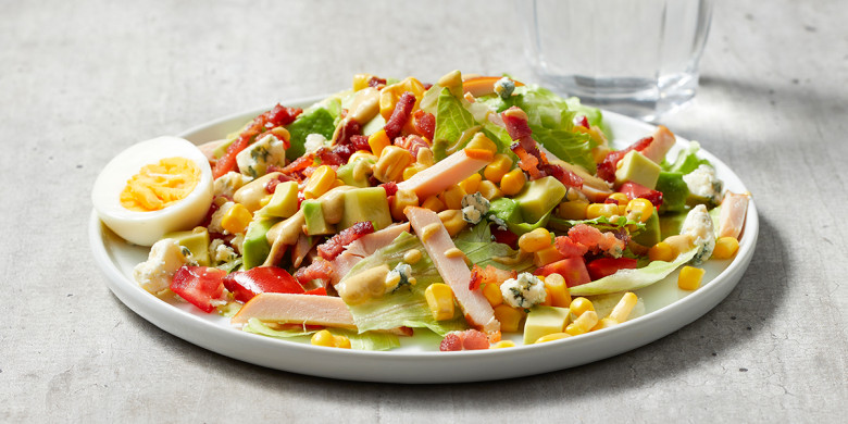 Amerikaanse cobb salad met gerookte kipfilet