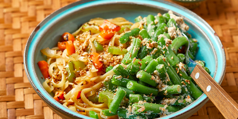 Sperziebonen met tofudressing en noedels