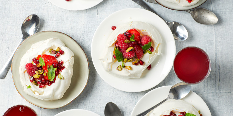 Mini pavlova’s met granaatappel, honingyoghurt en pistache