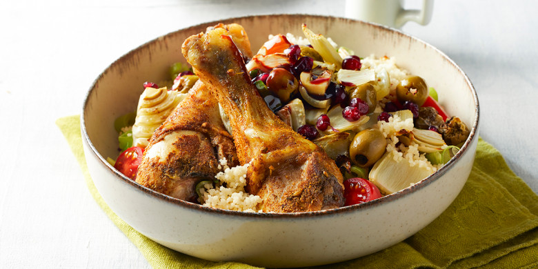 Drumsticks met geroosterde venkel, olijven en granaatappel