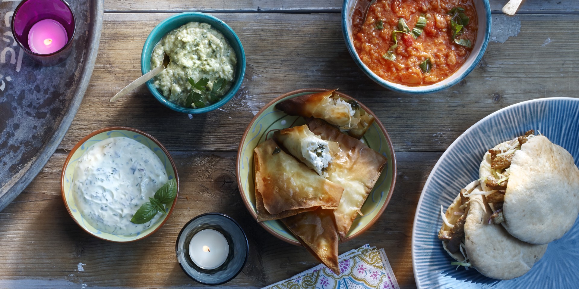 Hummus met feta en koriander