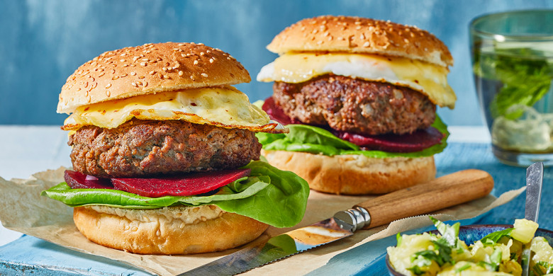 Aussie burger met zoetzure biet en ananassalsa