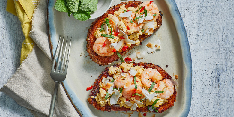 Roerei met garnalen op spicy toast
