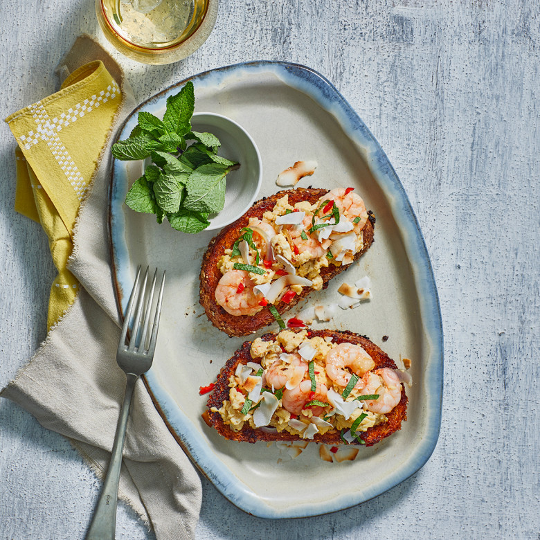 Roerei met garnalen op spicy toast