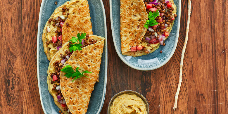 Pannenkoeken met linzensalade en kikkererwtendip