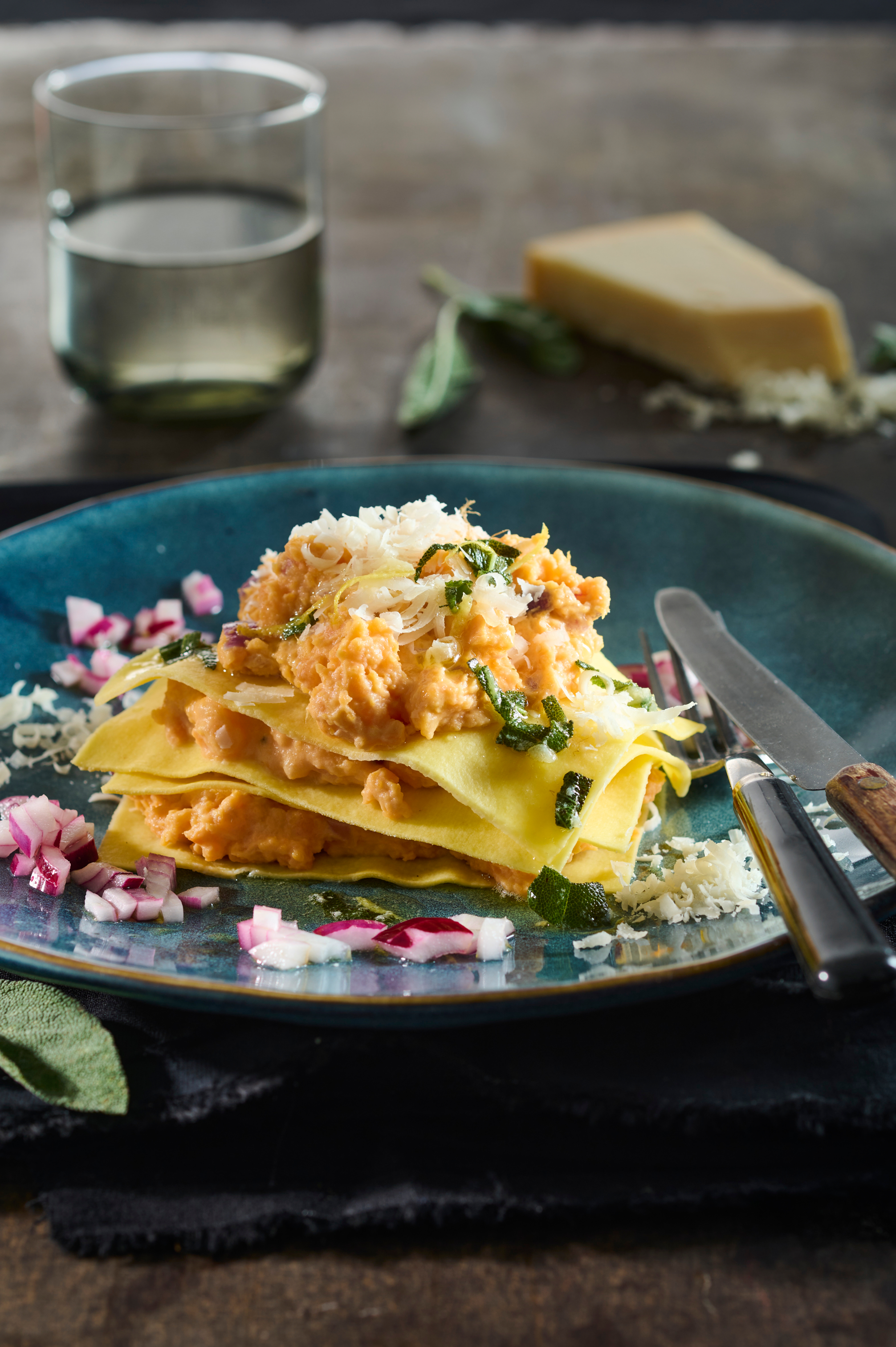 Open ravioli met zoete aardappel, rode ui en salieboter