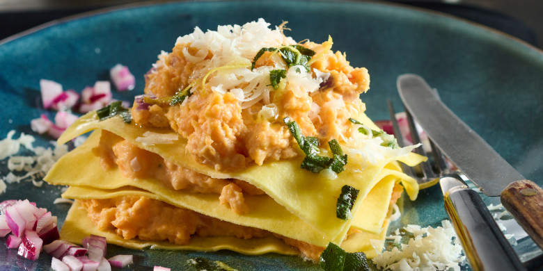 Open ravioli met zoete aardappel, rode ui en salieboter