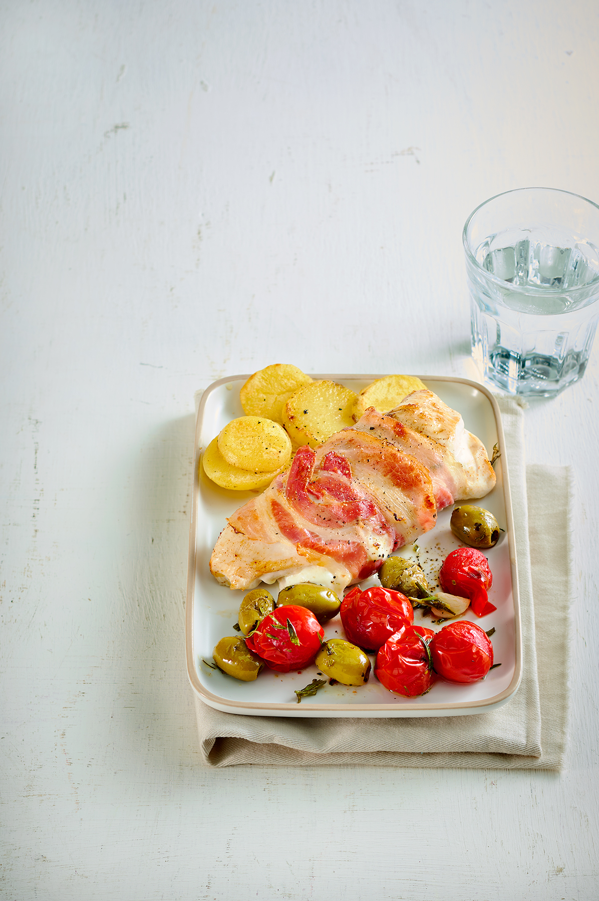 Kip uit de oven met pancetta, mozzarella en gepofte tomaatjes