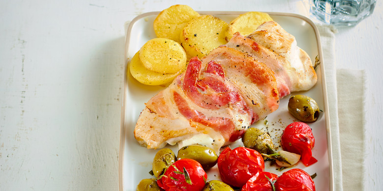 Kip uit de oven met pancetta, mozzarella en gepofte tomaatjes