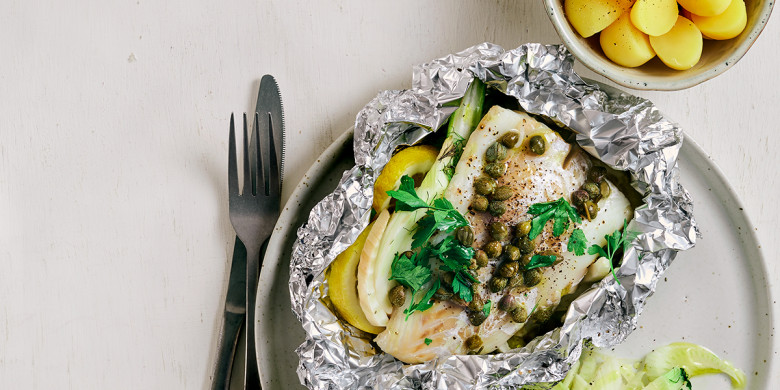 Mediterrane vispakketjes met krieltjes en venkelsalade