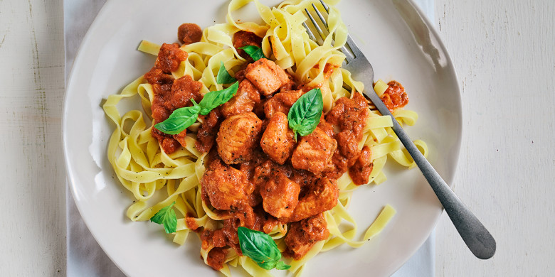 Vispasta met zalm en tomaten-roomsaus