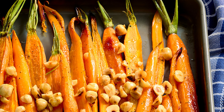 Geroosterde bospeen met honing en hazelnoten