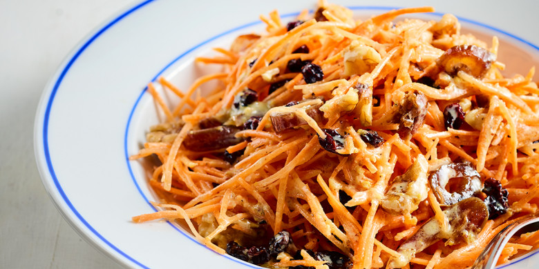 Wortelsalade met krenten, dadels en walnoten