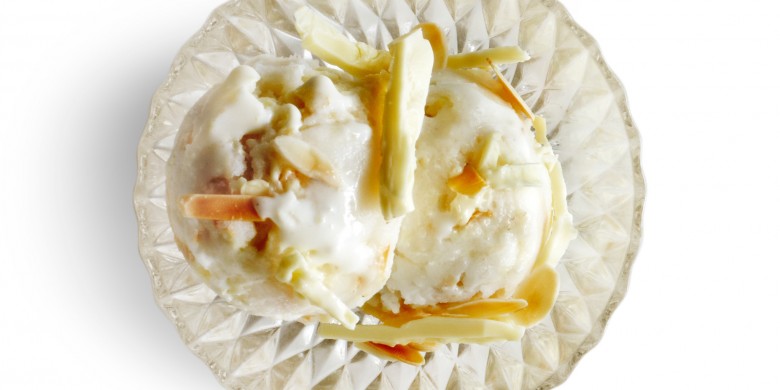 IJs met witte chocolade en amandel