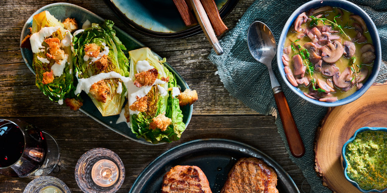 Gegrilde little gem met croutons en caesardressing