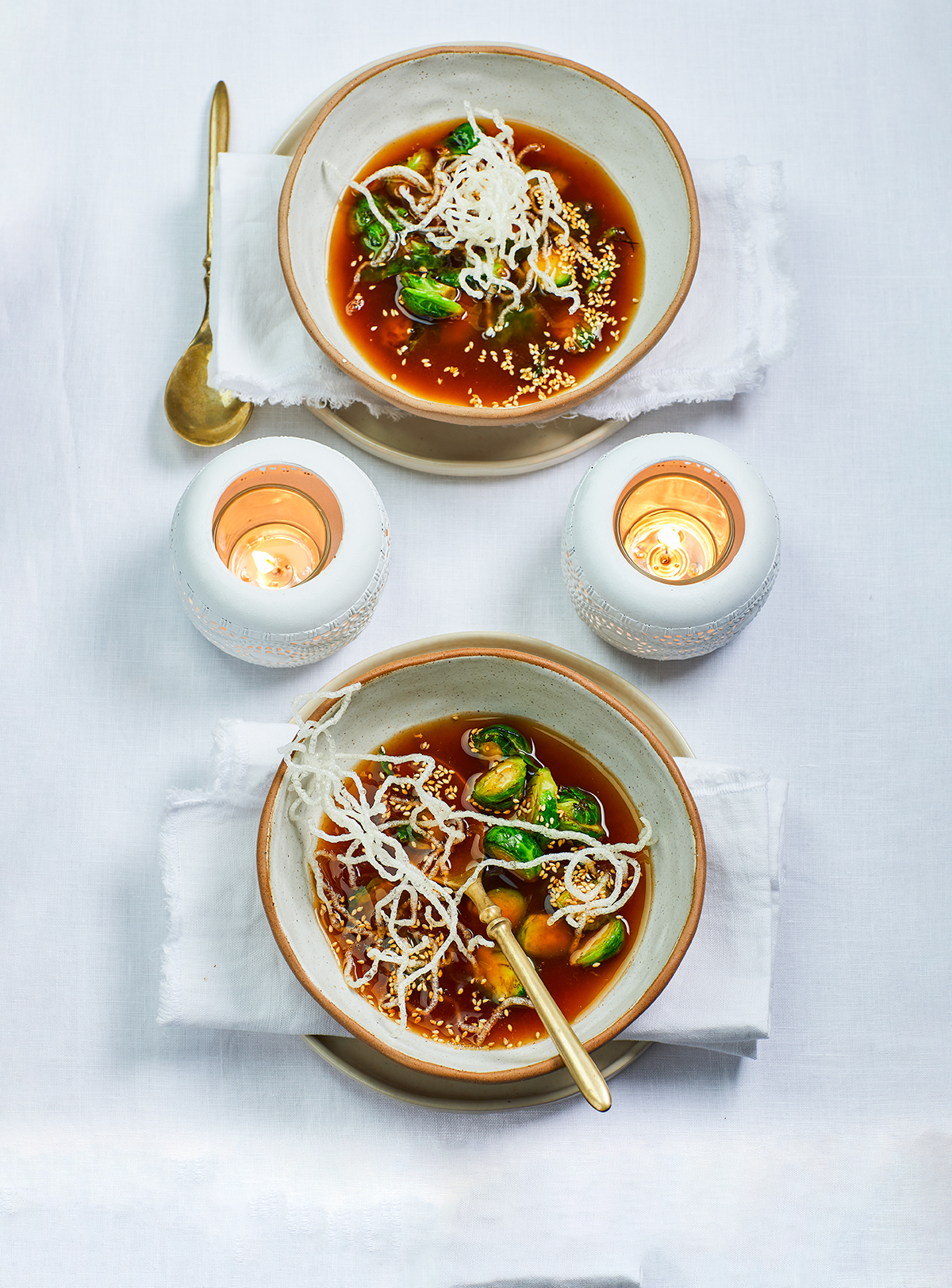 Krachtige bouillon met gekaramelliseerde spruitjes