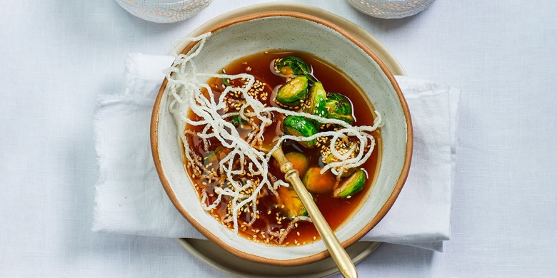 Krachtige bouillon met gekaramelliseerde spruitjes