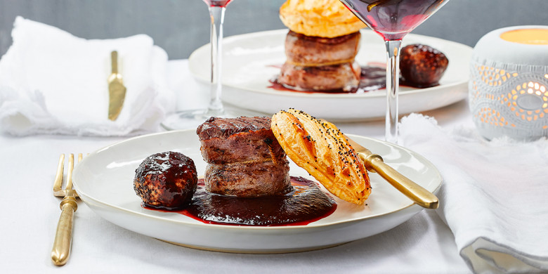 Geroosterde varkenshaasmedaillons met pruimensaus