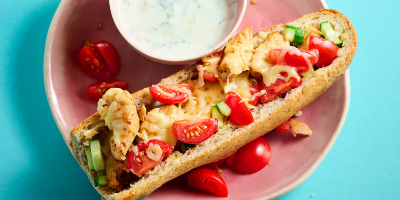 Gegratineerd stokbrood met kipshoarma en yoghurtsaus