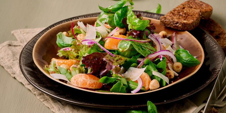 Herfstsalade met mandarijn en hazelnoot