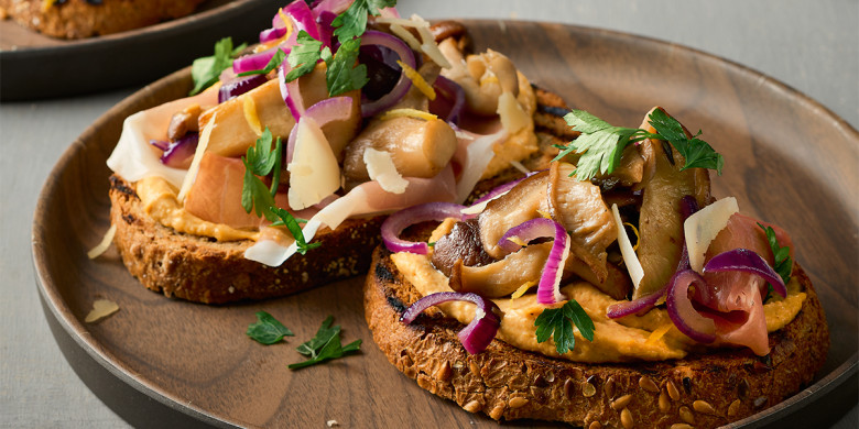 Meergranenbrood met hummus, ham en paddenstoelen