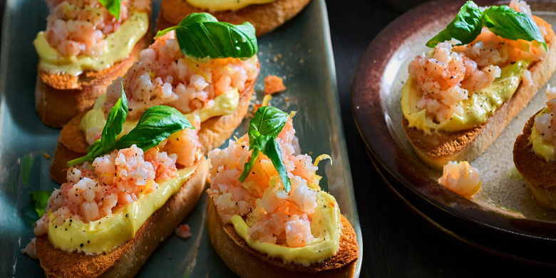 Bruschetta met garnalentartaar en saffraan-aioli