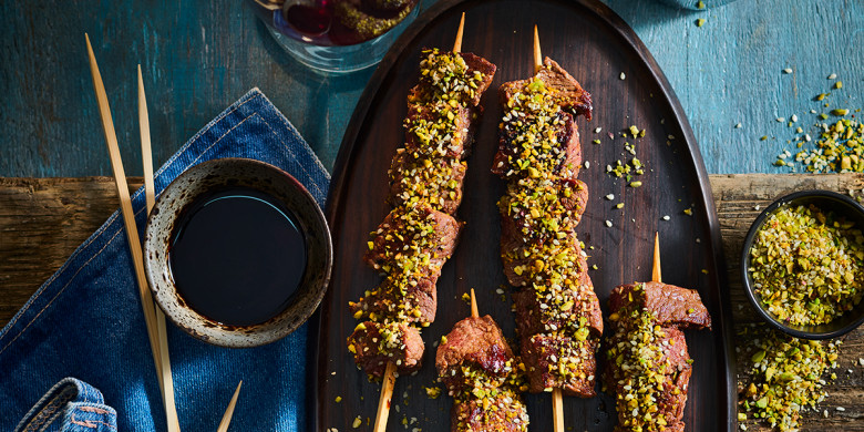 Biefstukspiesjes met pistache-sesamcrunch