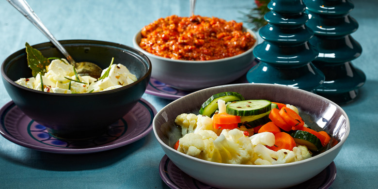 Ingelegde groenten, kaas en ajvar