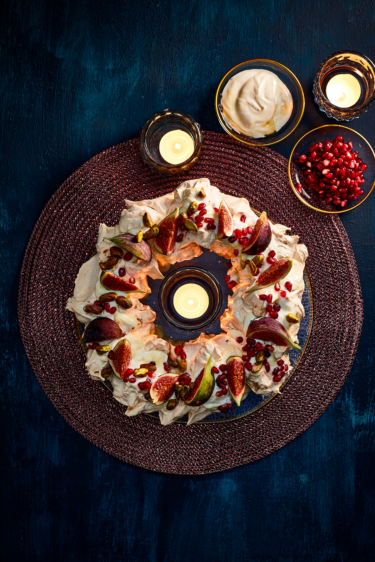 Pavlova kerstkrans met honingyoghurt, pistache en vijgen