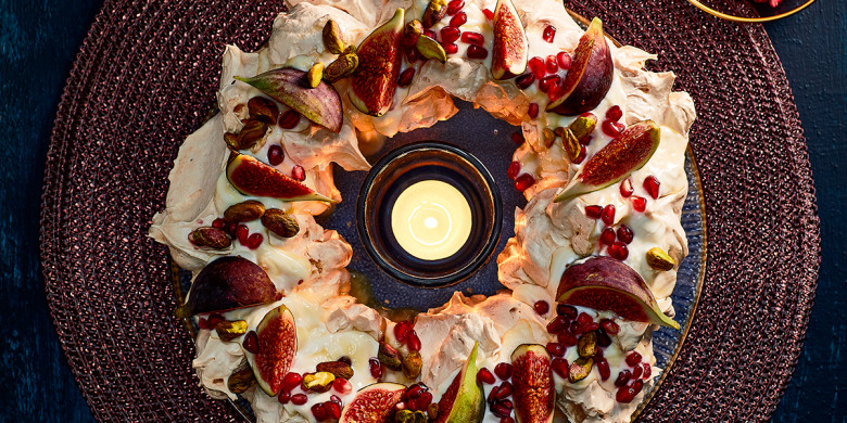 Pavlova kerstkrans met honingyoghurt, pistache en vijgen
