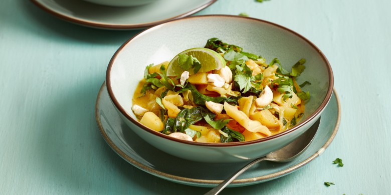 Spitskoolcurry met aardappel, spinazie en kokos