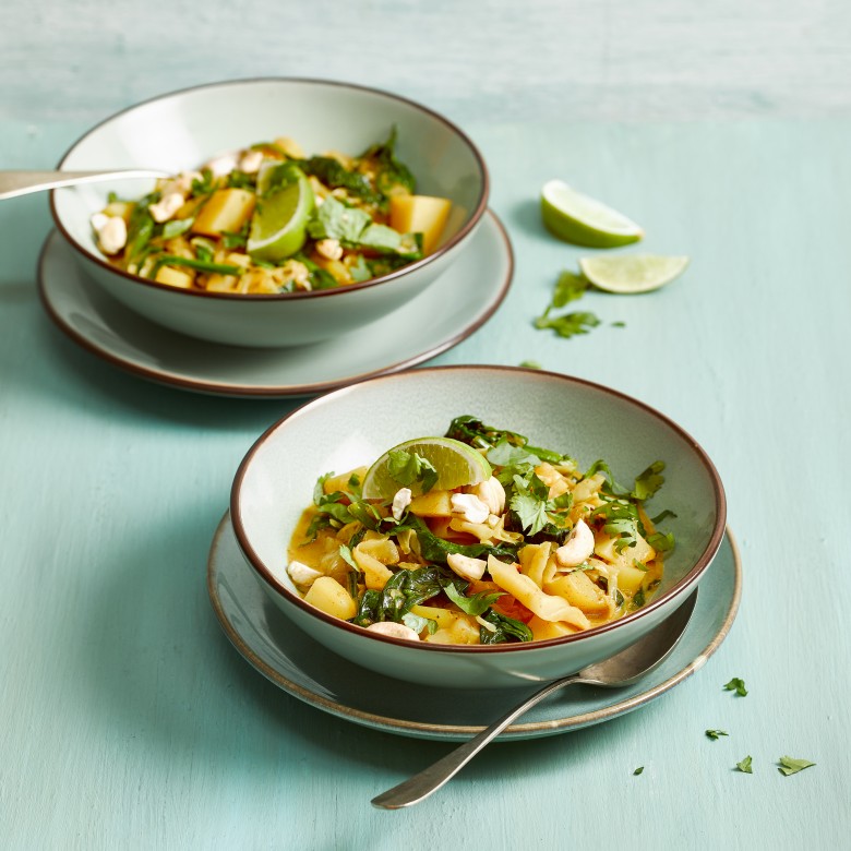 Spitskoolcurry met aardappel, spinazie en kokos