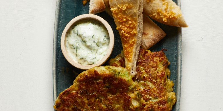 Broccoli-fritters met tzatziki en knoflookpita’s