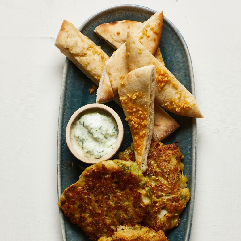 Broccoli-fritters met tzatziki en knoflookpita's