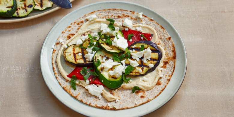 Lunchwrap met hummus en gegrilde groenten