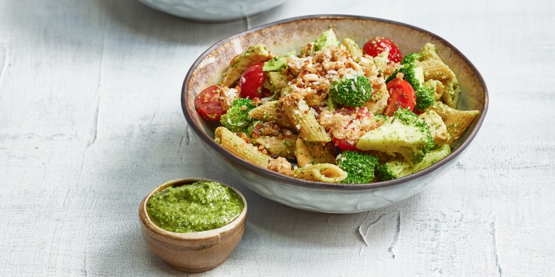 Pasta met broccoli, kip en krokant broodkruim