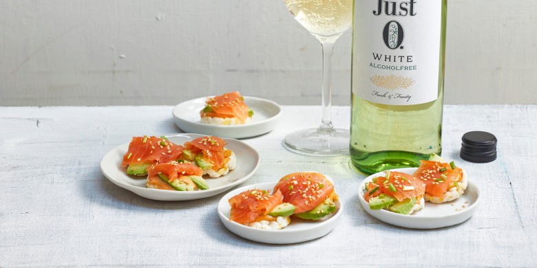 Pikante rijstwafeltjes met gerookte zalm en avocado