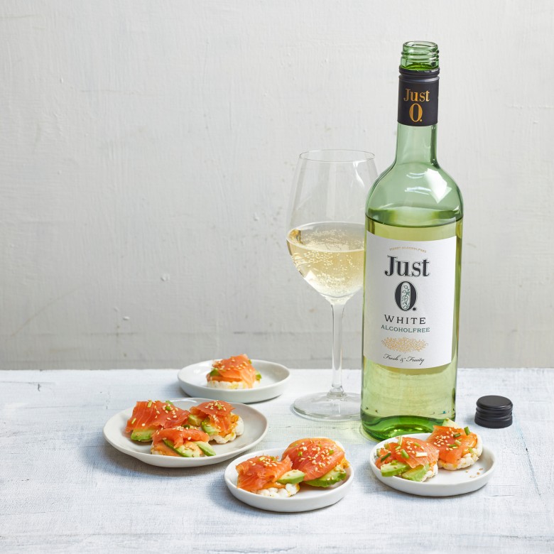 Pikante rijstwafeltjes met gerookte zalm en avocado