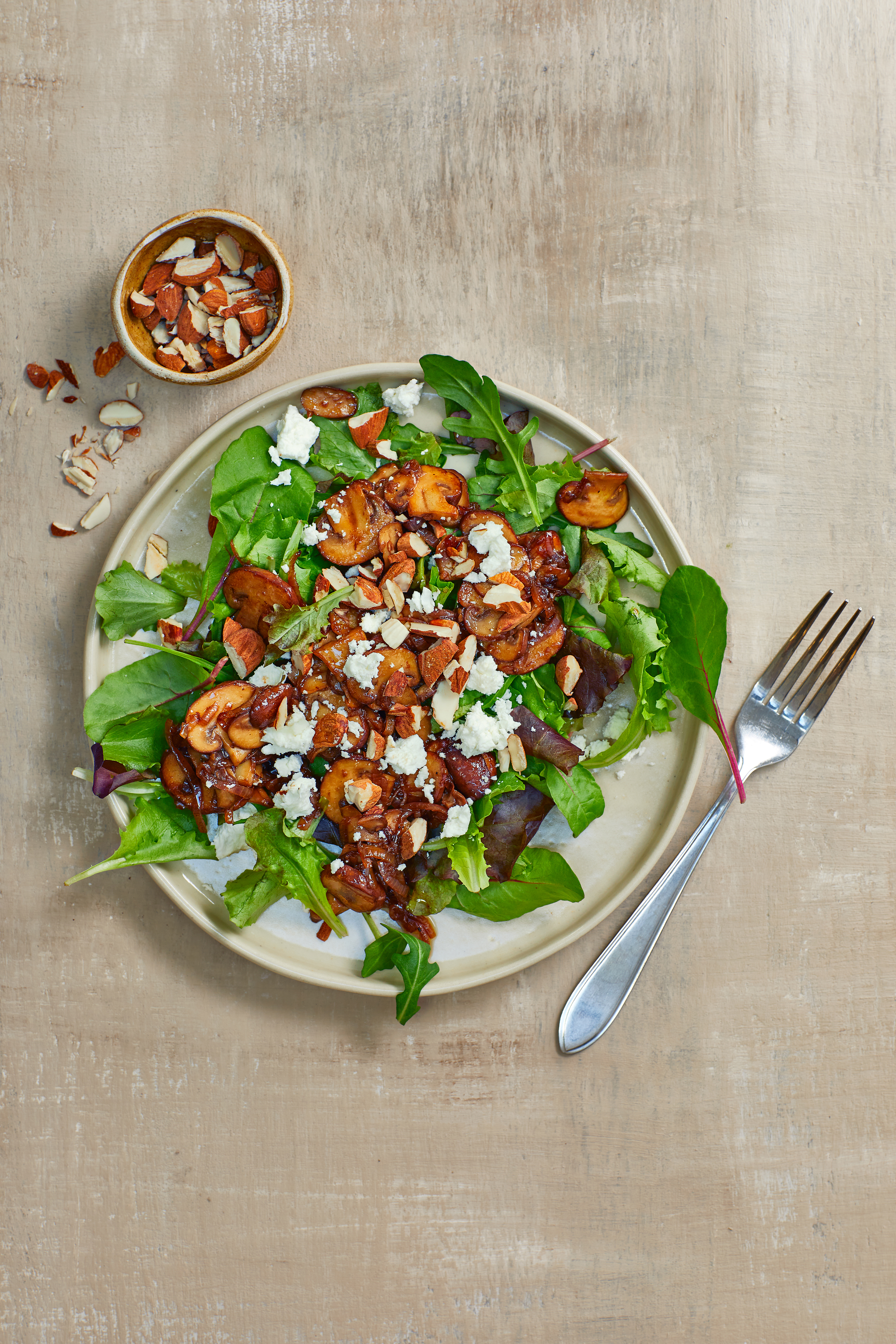 Wintersalade met gemarineerde champignons en geitenkaas