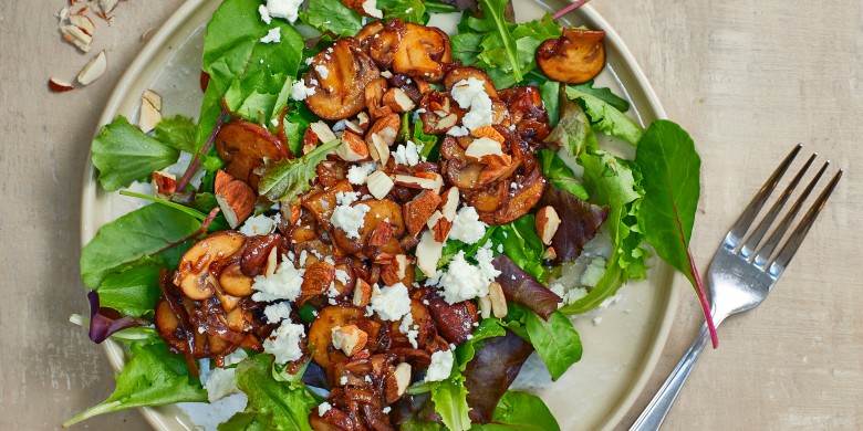 Wintersalade met gemarineerde champignons en geitenkaas