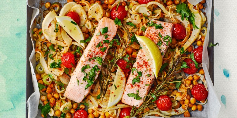 Zalm met venkel, tomaatjes en kikkererwten van de bakplaat